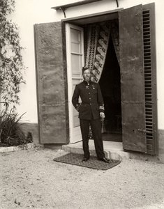 Ritratto di un uomo in uniforme alla fattoria Lo Zucco, Sicilia, 1900 da Eugenio Interguglielmi