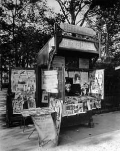 Chiosco a Parigi, c.1910 da Eugène Atget