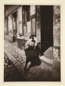 La Villette, prostituta in attesa di un cliente, 19° arrondissement, aprile 1921 da Eugène Atget