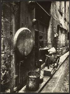 [Rue de la Reynie (Bottega del lattoniere, rue de la Reynie)]. da Eugène Atget