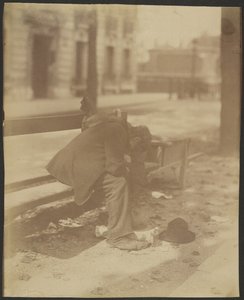 [Vagabondo seduto] da Eugène Atget