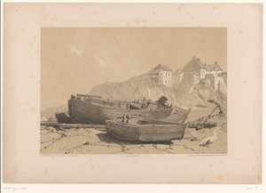 Costa rocciosa con barche e villaggio di pescatori