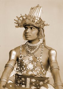 Ritratto di un ballerino dello Sri Lanka con elmo d