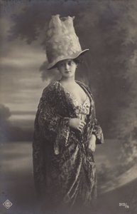 Giovane donna attraente, con uno strano cappello (foto b/n)