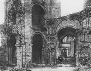 Castle Acre Priory, Norfolk, Interno del lato ovest della chiesa da European Photographer