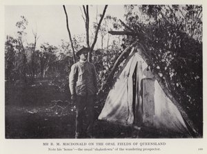 Il signor R M Macdonald nei campi di opale del Queensland da European Photographer