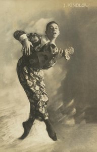 Pierrot che suona il liuto (foto b/n) da European Photographer