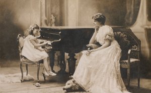Ritratto di una donna che guarda una giovane ragazza suonare il pianoforte da European Photographer