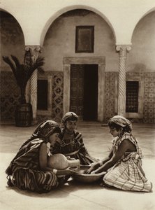 Tunisi, Gruppo di Donne in una Casa Araba da European Photographer
