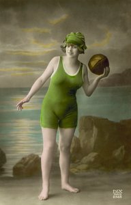 Giovane donna in costume da bagno (foto colorata)