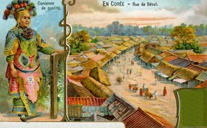 Una signora coreana in abito tradizionale e una vista di una strada di Seoul, 1904 da European School
