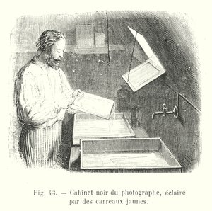 Gabinetto nero del fotografo, illuminato da piastrelle gialle da European School