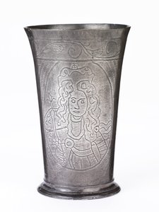 Bicchiere commemorativo in peltro con ritratti di William III e Mary II, c.1689-94