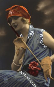 Ragazza con bastone in mano (foto a colori)