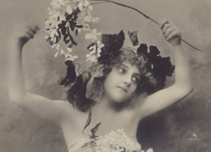 Ragazza con corona di vite (foto b/n)