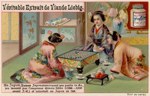 Donne giapponesi giocano a un gioco da tavolo da European School