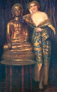 Donna semi-nuda vestita con una veste accanto a una statua dorata del Buddha