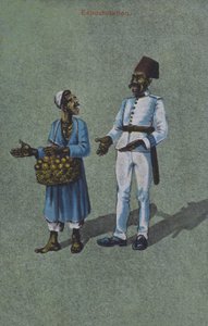 Venditore ambulante in una discussione con un uomo in uniforme