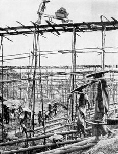 Metodi primitivi nel distretto di stagno più ricco del mondo, Taiping, Cina, 1936 da Ewing Galloway