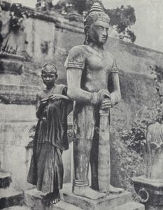 Giovane novizio buddista accanto a una statua del Buddha, Indocina francese da Ewing Galloway