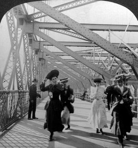 La passeggiata, Williamsburg Bridge, New York, USA, c1900 da Excelsior Stereoscopic Tours