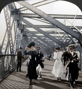 La passeggiata, Williamsburg Bridge, New York, USA, c1900 da Excelsior Stereoscopic Tours