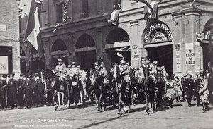 Album "Duce": Benito Mussolini a cavallo che sfila per le strade di Ferrara