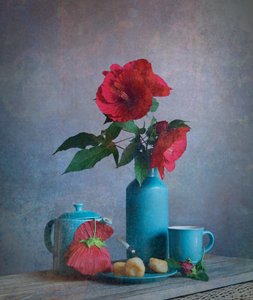 Natura morta con fiori rossi e turchese da Fangping Zhou