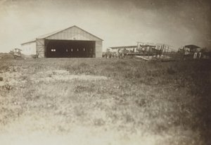 [Aeroplani in un campo] da Fedele Azari