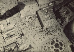 [Paesaggio urbano con ombra di dirigibile] da Fedele Azari