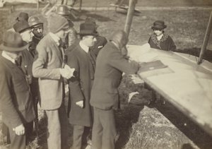 [Gruppo intorno al bordo di un