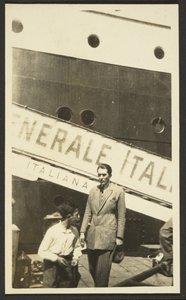 [Uomo davanti alla nave]