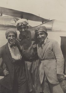 [Ritratto di tre uomini che sorridono davanti a un aereo] da Fedele Azari