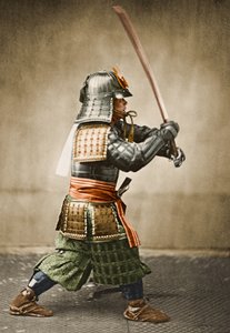 Guerriero samurai con armatura e spada alzata, c.1860