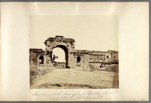 Porta che conduce alla Residenza, Lucknow da Felice Beato