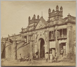 Portale che conduce al Kaiserbagh da Felice A. Beato
