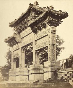 Arco nel Tempio Lama vicino a Pechino da Felice Beato