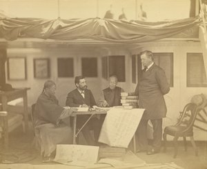 Interpreti cinesi con il segretario Drew e il ministro Low nella cabina della nave battente bandiera statunitense Colorado da Felice Beato