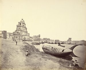 Palazzo Chutter Manzil, con la Barca del Re a Forma di Pesce sul Fiume Gomti da Felice Beato