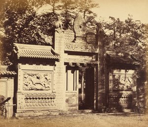 Esterno del deposito della tomba, vicino a Pechino, ottobre 1860 da Felice Beato