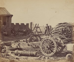 Interno del forte di Pehtang che mostra il magazzino e il cannone di legno, 1 agosto 1860 da Felice Beato