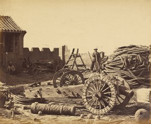 Interno di Pehtang Mostrando il Magazzino e il Cannone di Legno, 1 Agosto 1860 da Felice Beato