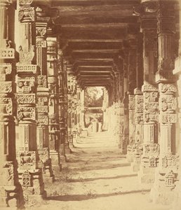 Interno del tempio indù di Cootub, Delhi da Felice Beato