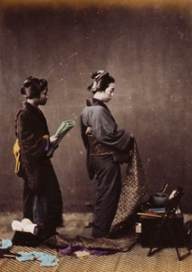 Donne giapponesi che si vestono, c.1870-1880 da Felice Beato