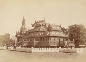 La scuola di Re Thibaw Min ora usata come chiesa da Felice Beato