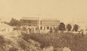 Edificio moderno e vista di Hong Kong da Felice Beato