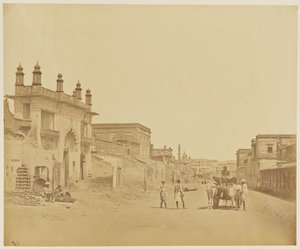 [Strada in cui il generale Sir Henry Havelock entrò nella residenza]. da Felice Beato