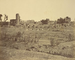[Rovine della residenza sul lato opposto del cancello di guardia di Bailee]. da Felice Beato