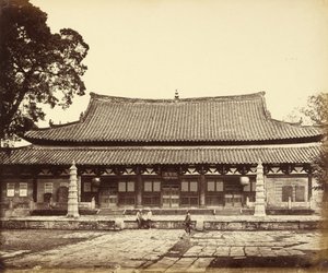 [Tempio nel quartiere dei Tartari, Canton, Cina]. da Felice Beato