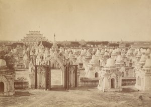 La Pagoda 450 dalla Pagoda Centrale - Mandalay da Felice Beato